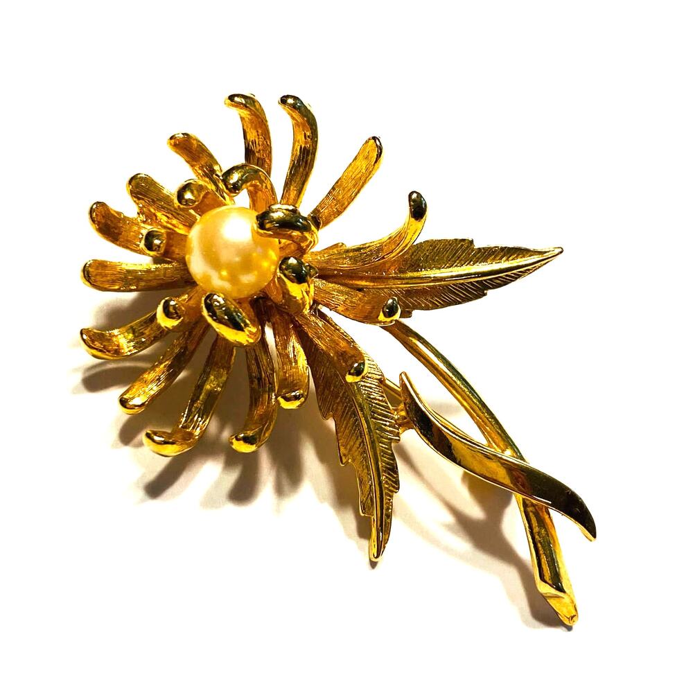 Dimensional goldtone flower power brooch with faux pearl bead center fashion pin